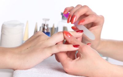 Profesoras y secretarias podrán celebrar su día con sesión de manicura (Informativo N°23/2022)