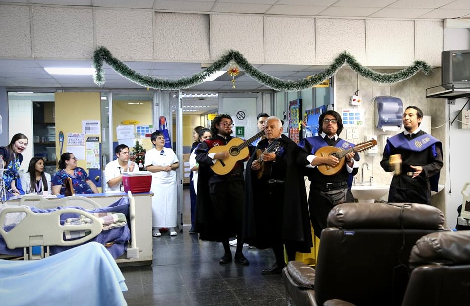 Tuna Mayor de la UPLA llevó su música a pacientes de diálisis del Hospital Carlos Van Buren de Valparaíso