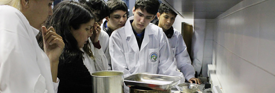 UPLA abre laboratorios a escolares con pasantías científico-tecnológicas