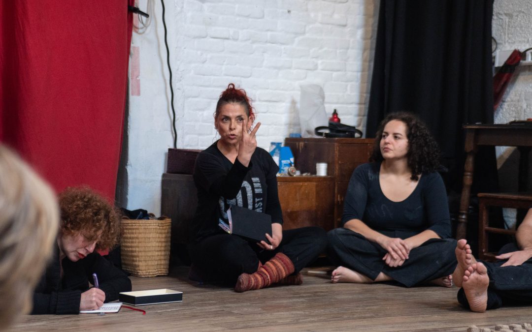 Académica de Teatro UPLA y doctoranda en Artes Integradas se integra a destacado estudio internacional en Bruselas