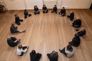 Académica de Teatro UPLA y doctoranda en Artes Integradas se integra a destacado estudio internacional en Bruselas