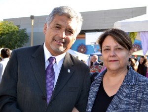 Firma-convenio-colegio-Piramide_Eduardo-Lazcano,-Verónica-Silva