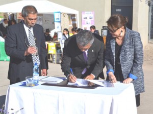 Firma-convenio-colegio-Pirámide_san-felipe