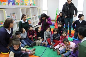 Niños en biblioteca infantil_UPLA