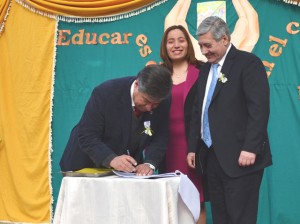 Firma-convenio-Escuela-Almendral-de-San-Felipe