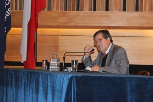Patricio Sanhueza continuará con su periplo de reuniones el lunes 4 en el Campus San Felipe y el martes 5 con los académicos de la Facultad de Arte.