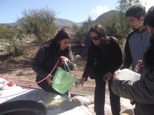 Profesora Cecilia Rivera y estudiantes analizando agua
