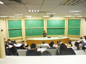 Dr. José González en clases
