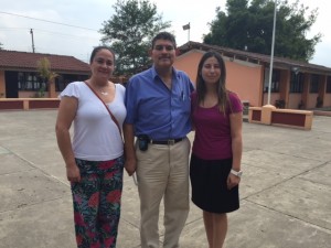 Con el director Maceas Garebay de la Escuela primaria Amado Nervo.