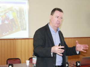 en_charla_profesor_experto_john_lougrhan_upla