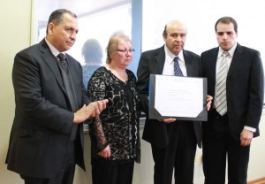 familia_becerra_mese_recibe_titulo_postumo