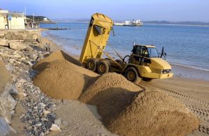 relleno de arena en playa natural