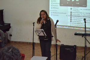upla_canta_gloriavalenzuela