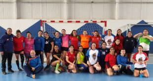 Profesor UPLA Claudio Hinojosa dirige concentración de equipo femenino chileno de balonmano máster