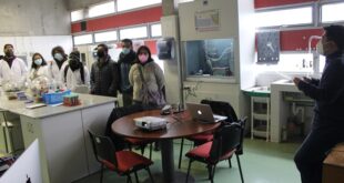 Estudiantes de Pedagogía en Química y Ciencias visitan Laboratorio de Procesos Fotónicos y Electroquímicos