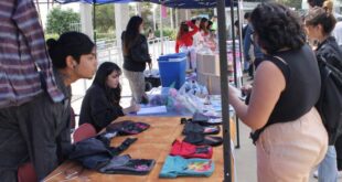 Feria de emprendedores reúne a estudiantes con diversos productos