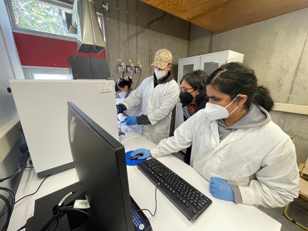 Vicerrectora Carolina Santelices se reunió con equipo del Laboratorio de Suelos de la Facultad de Ingeniería UPLA