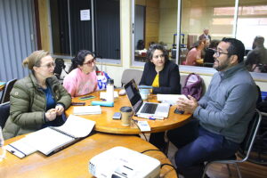 Académicas de kinesiología investigan efectos de lesión en movimiento y coordinación de la mano