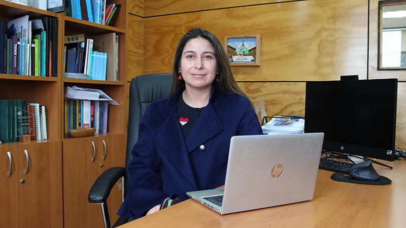 Fotografía de la Directora de Vinculación con el Medio de la Universidad de Playa Ancha, Fabiola Vilugrón Aravena.