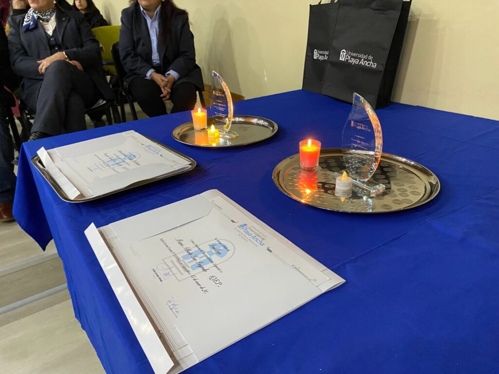 Familias de los estudiantes Mario Gac y Consuelo Pérez recibieron títulos póstumos UPLA