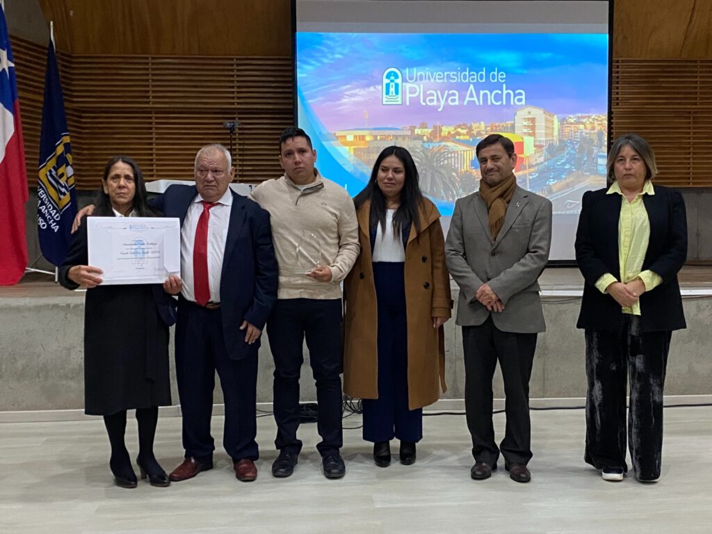 Familias de los estudiantes Mario Gac y Consuelo Pérez recibieron títulos póstumos UPLA
