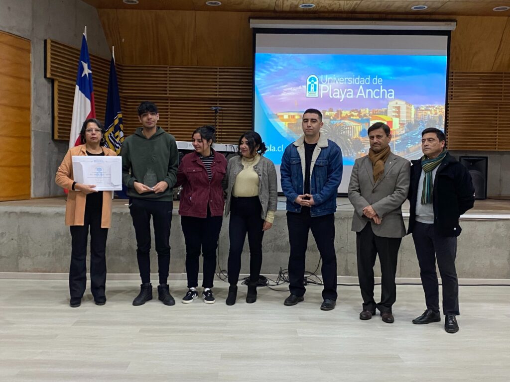 Familias de los estudiantes Mario Gac y Consuelo Pérez recibieron títulos póstumos UPLA