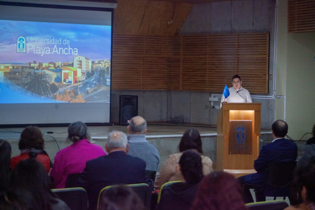 Familias de los estudiantes Mario Gac y Consuelo Pérez recibieron títulos póstumos UPLA