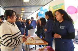 Estudiantes de Enfermería se lucen en feria que aborda educación preventiva en salud mental