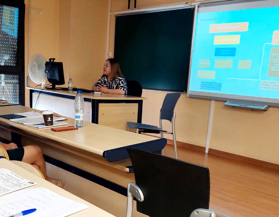 La académica de la Universidad de Playa Ancha, Carmen Gloria Núñez Castillo, dio cuenta de nuevas asignaturas que operan como dispositivos pedagógicos articuladores entre el perfil de egreso, las competencias genéricas institucionales y las necesidades reales del estudiantado.