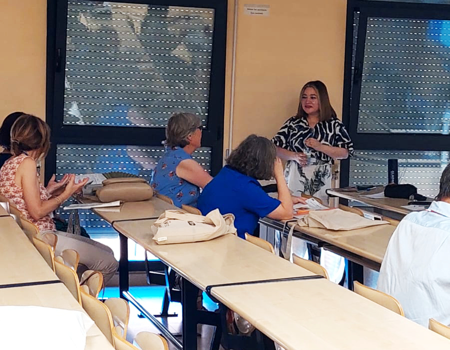 La académica de la Universidad de Playa Ancha, Carmen Gloria Núñez Castillo, dio cuenta de nuevas asignaturas que operan como dispositivos pedagógicos articuladores entre el perfil de egreso, las competencias genéricas institucionales y las necesidades reales del estudiantado.