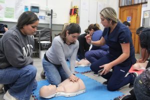 UPLA capacita a funcionarios de Valparaíso en reanimación cardiopulmonar con un enfoque dinámico y práctico