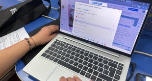 Docente haciendo uso de plataforma en línea a través de un computador