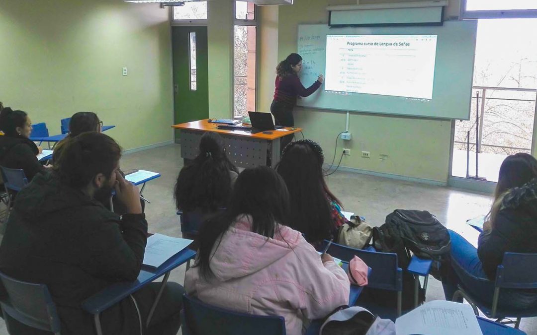Estudiante con sordera profunda enseña lenguaje de señas a sus compañeros del campus San Felipe